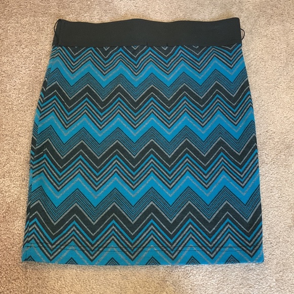 EUC Blue & Black Chevron Maurice’s Pencil Skirt - Picture 4 of 6